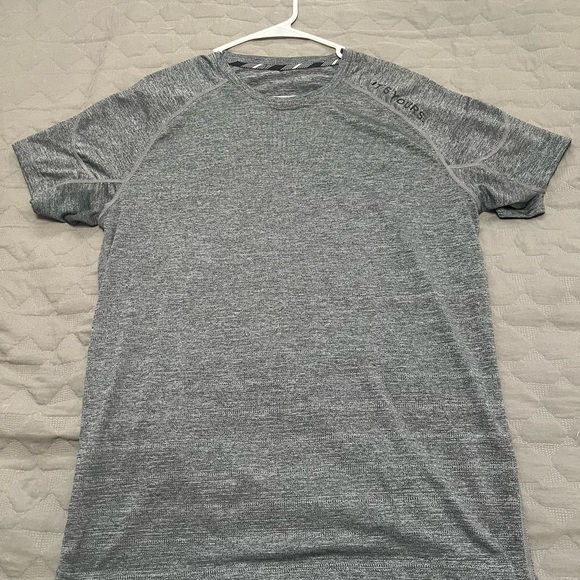 Lululemon - Grey Shirt - Men’s Size M - Picture 3 of 4